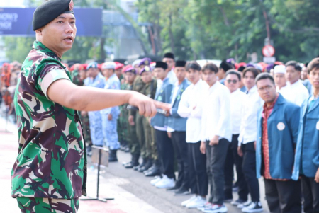 MENGATUR BARISAN PESERTA UPACARA