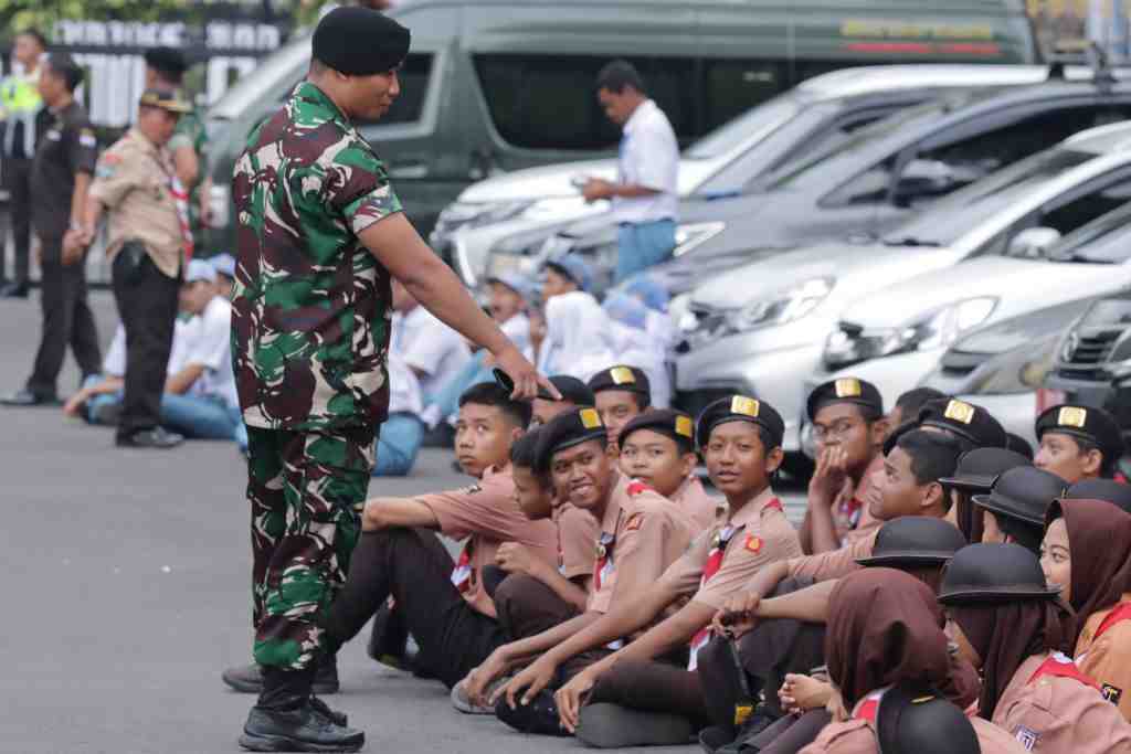 BERIKAN ARAHAN PADA ANGGOTA PRAMUKA