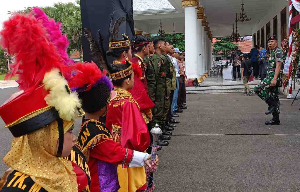 MELATIH LANGKAH KAKI DAN BARIS BERBARIS