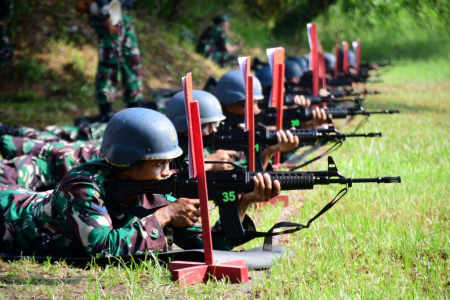 LATIHAN MENEMBAK PRAJURIT PUSPENERBAL