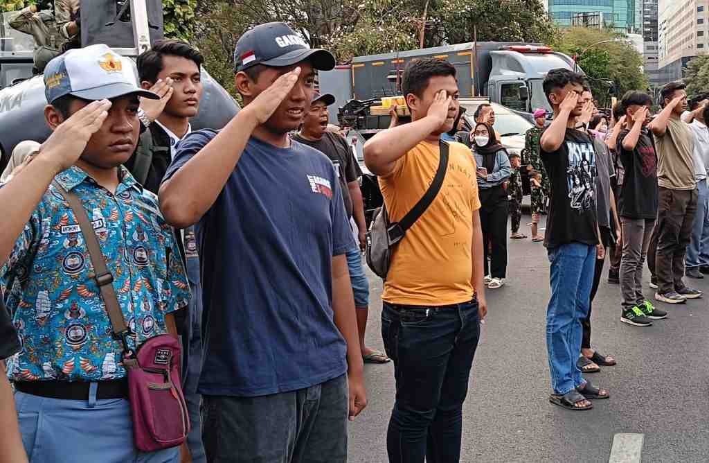 WARGA BERIKAN PENGHORMATAN
