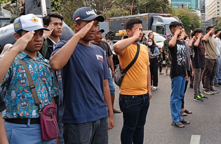 WARGA BERIKAN PENGHORMATAN