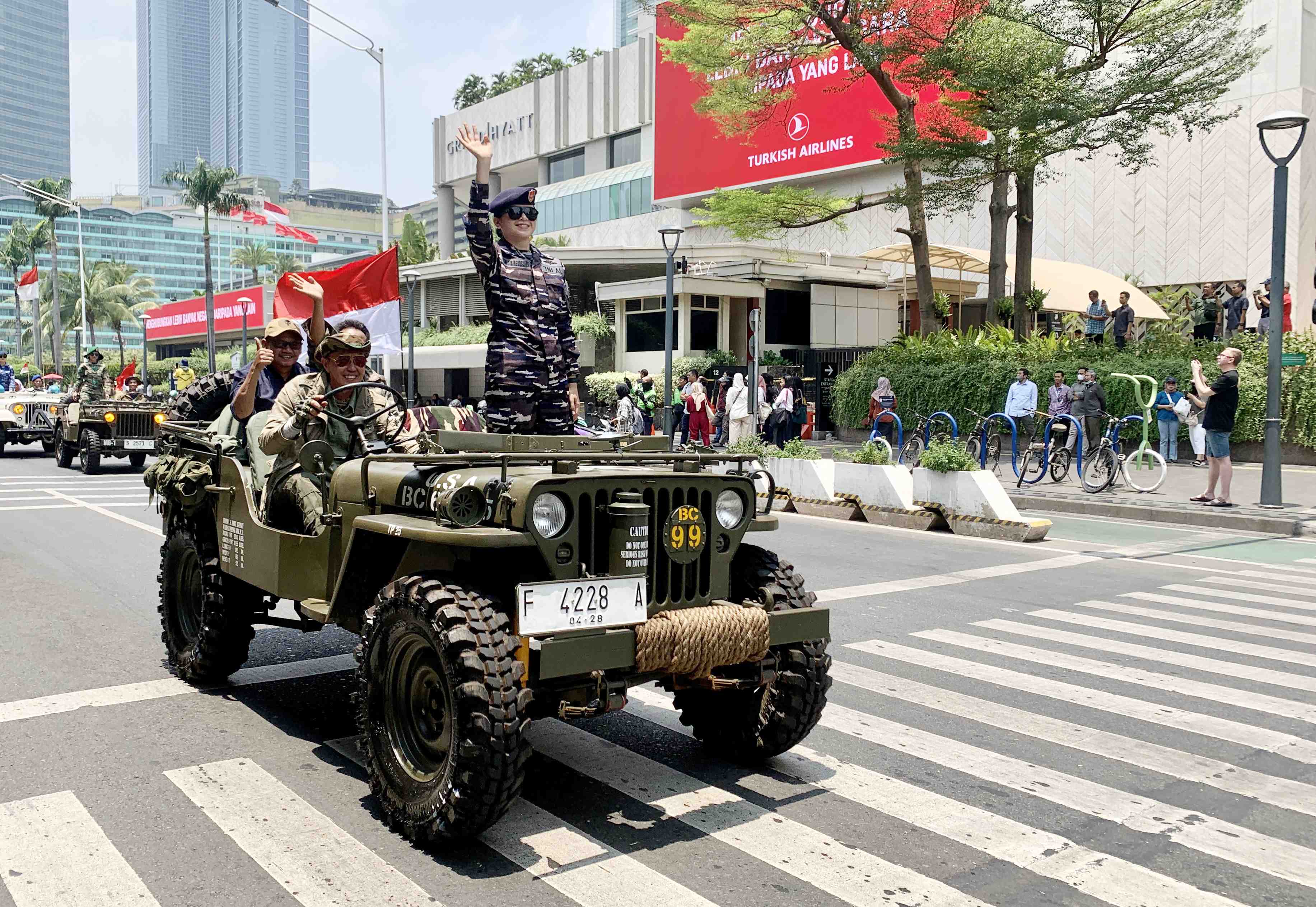 PARADE ALUTSISTA HUT KE-78 TNI