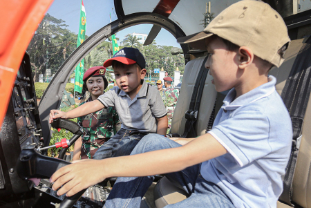 PAMERAN ALUTSISTA HUT KE-78 TNI