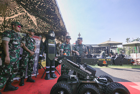 PAMERAN ALUTSISTA HUT KE-78 TNI