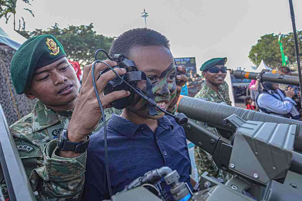 GUNAKAN PERANGKAT KOMUNKASI
