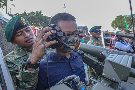 GUNAKAN PERANGKAT KOMUNKASI