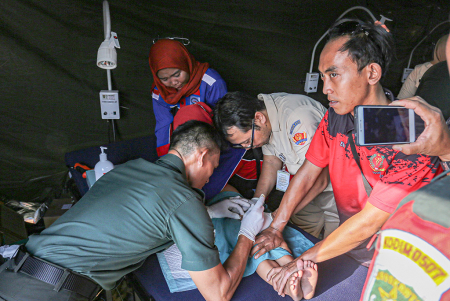 SUNATAN MASSAL SAAT HUT KE-78 TNI