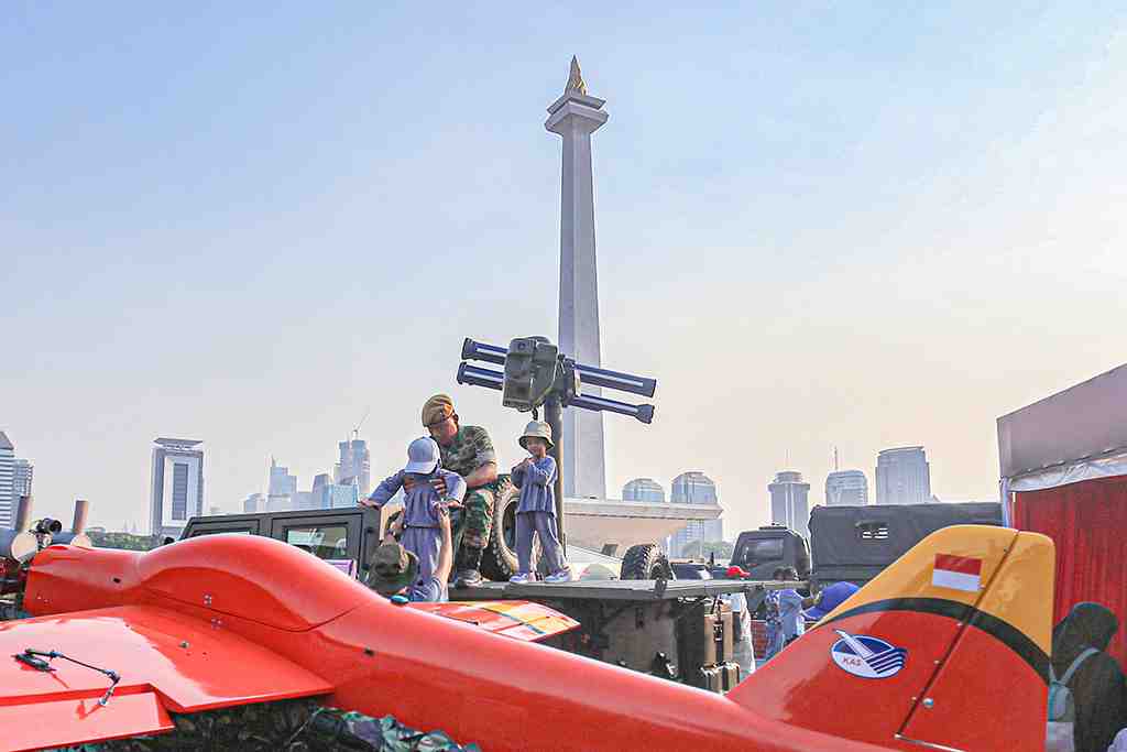 PAMERAN ALUTSISTA HUT KE-78 TNI