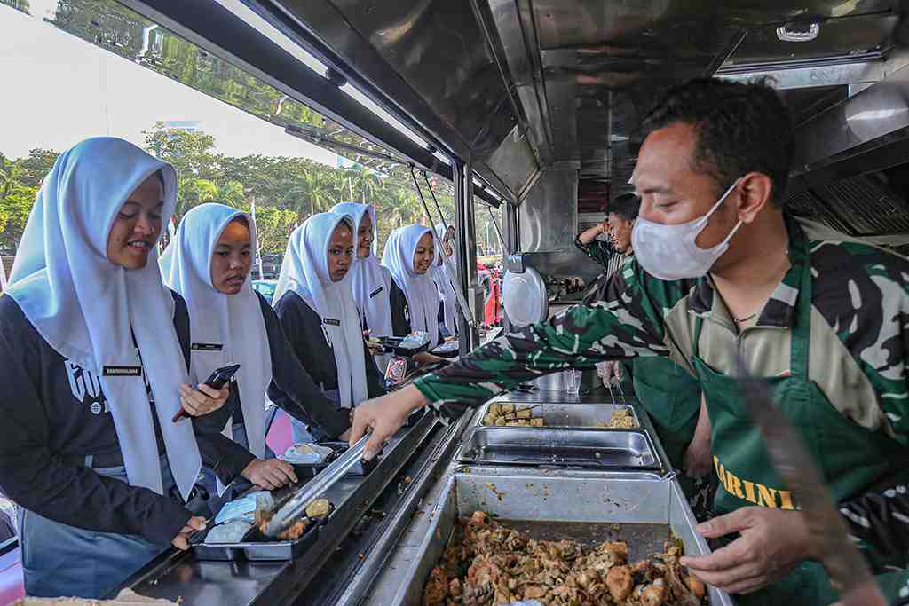 TNI SAJIKAN MAKANAN GRATIS