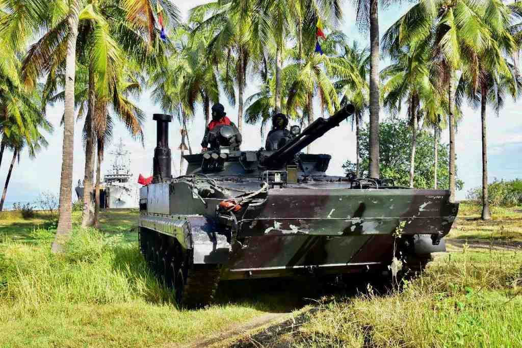 PENDARATAN BMP 3F TANK AMFIBI