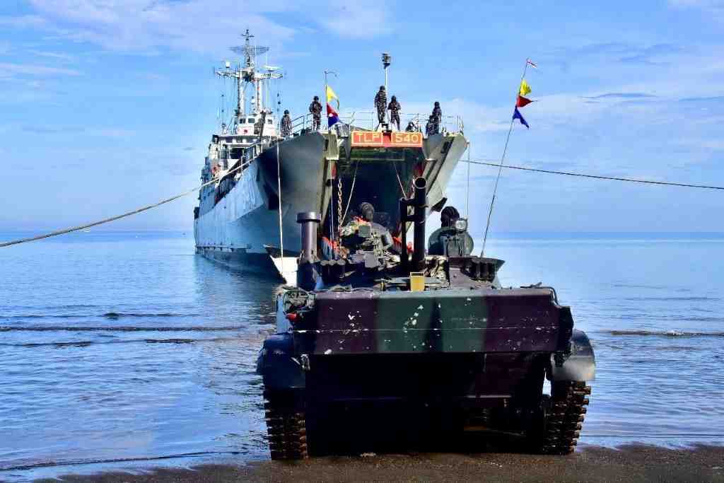 PENDARATAN  BMP 3F TANK AMFIBI