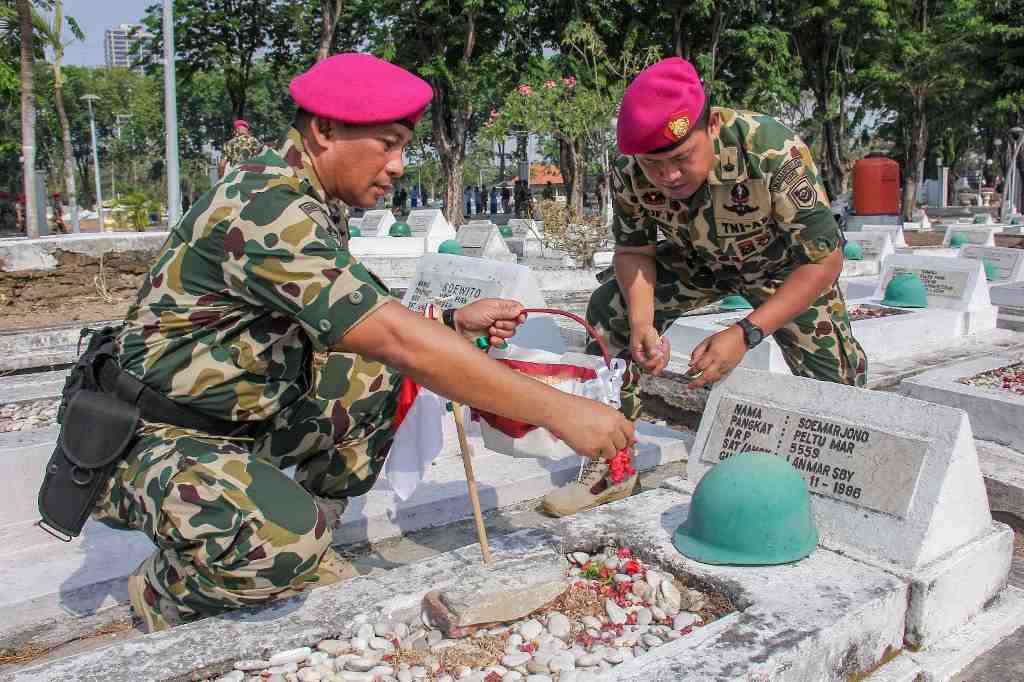 PRAJUTIR MARINIR LAKUKAN ZIARAH DAN TABUR BUNGA