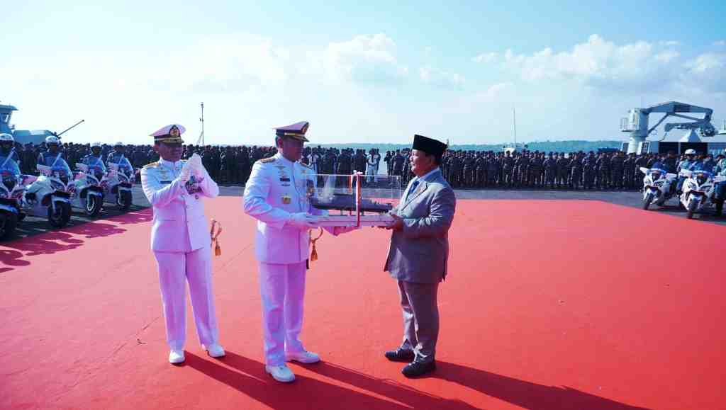 MENHAN RI BERIKAN MINIATUR KAPAL PERANG