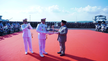 MENHAN RI BERIKAN MINIATUR KAPAL PERANG