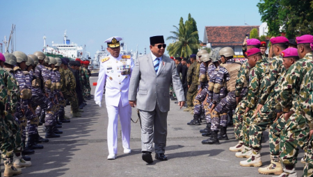 MENHAN RI DISAMBUT PRAJURIT TNI AL