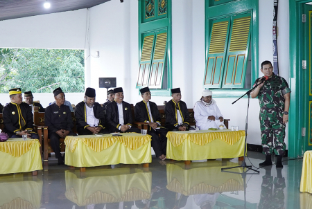 PANGDAM XVI/PATTIMURA KUNJUNGI KEDATO KESULTANAN TIDORE.