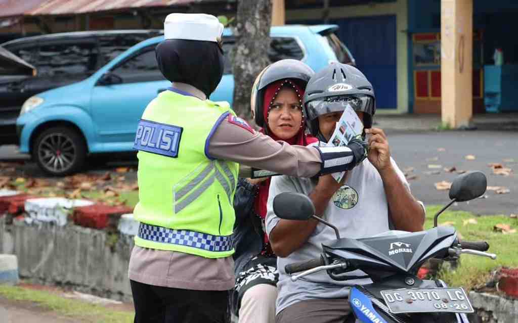 PASAM HELM DENGAN BENAR