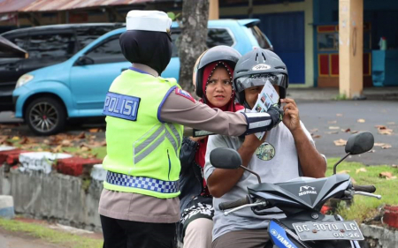 PASAM HELM DENGAN BENAR