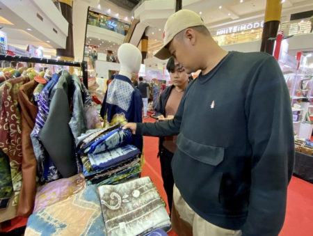 MELIHAT KAIN SASIRANGAN