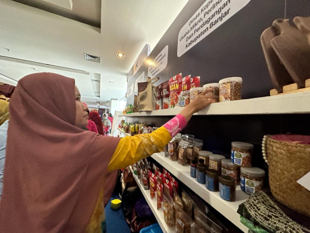 RAPIKAN ETALASE DI PAMERAN UMKM