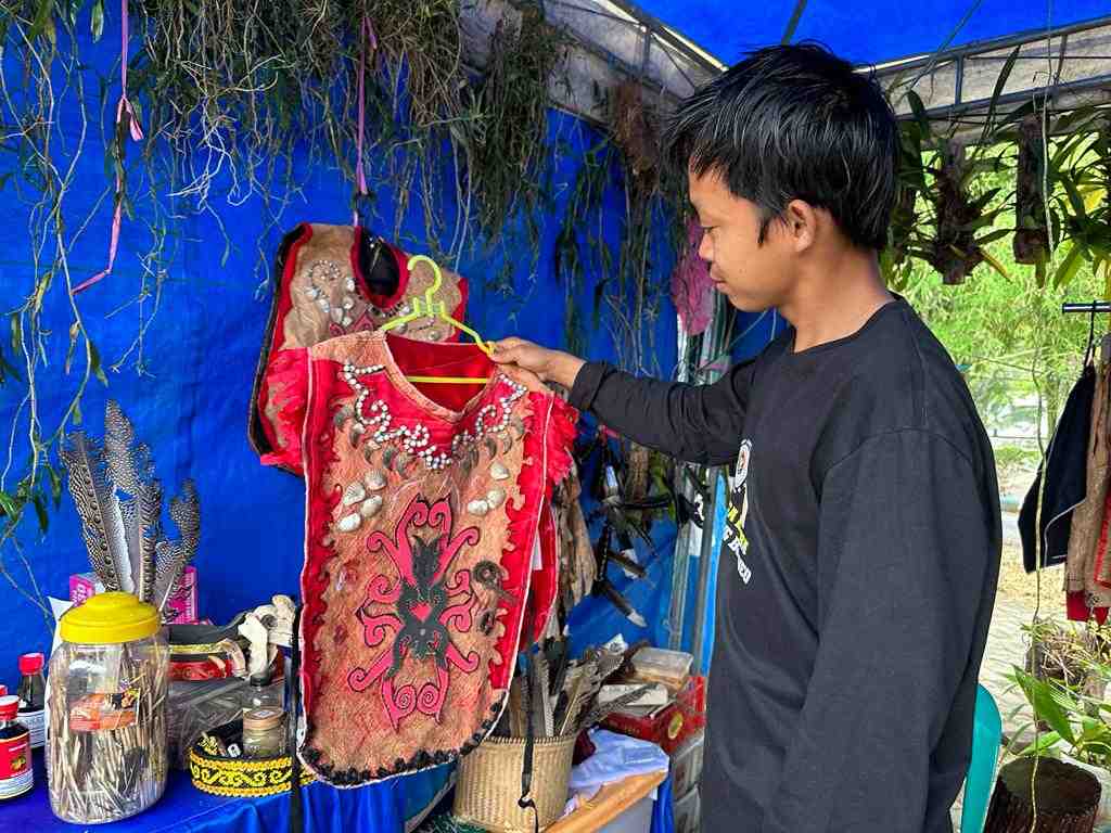 BAJU KULIT KAYU