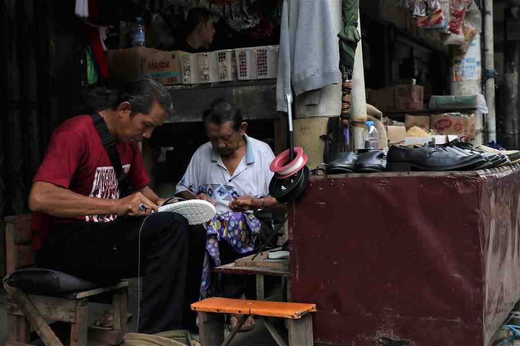 TUKANG SOL SEPATU di PASAR BERINGIN SINGKAWANG