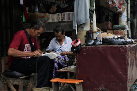 TUKANG SOL SEPATU di PASAR BERINGIN SINGKAWANG