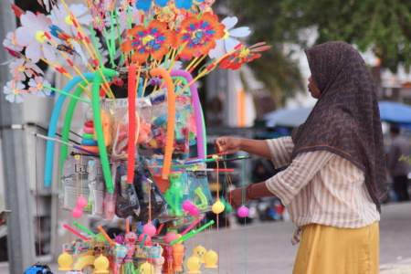 PEDAGANG  MAINAN di SIRING KOTA BANJARMASIN