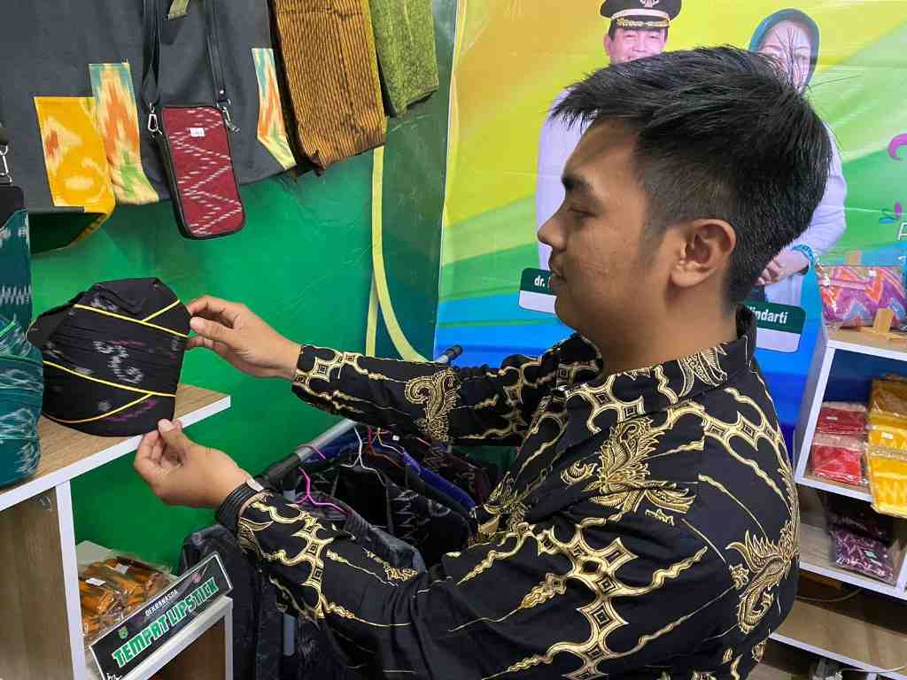 MELIHAT TOPI TENUN