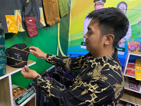 MELIHAT TOPI TENUN