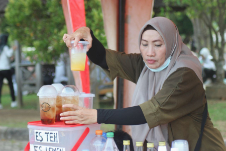 BERDAGANG MINUMAN 