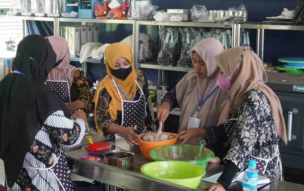 PELATIHAN MEMBUAT ROTI dan KUE