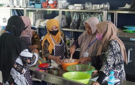 PELATIHAN MEMBUAT ROTI dan KUE