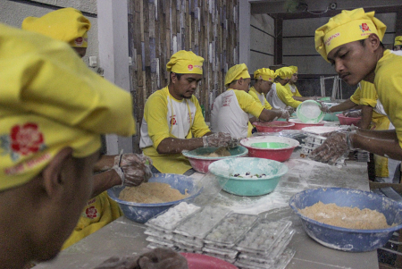 SEKTOR UMKM SERAP TENAGA KERJA