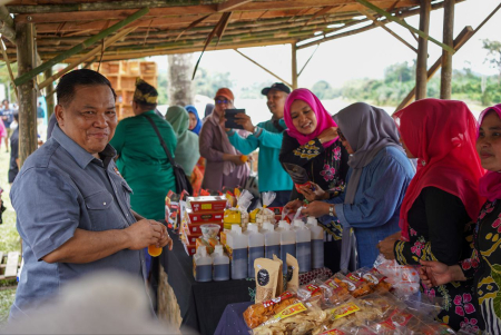 TINJAU STAND BAZAR UMKM KABUPATEN KAMPAR