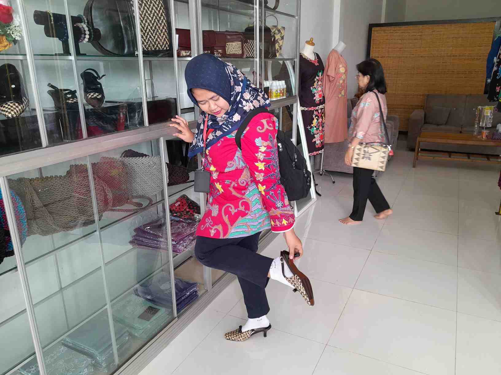 COBA SEPATU ANYAMAN ROTAN