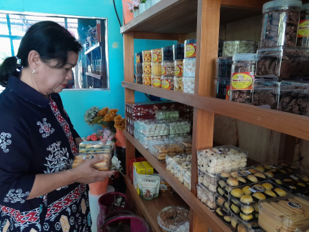 MEMBELI KUE KERING
