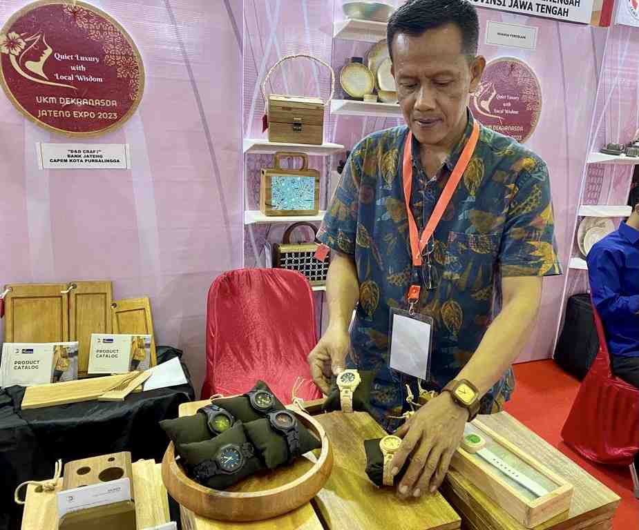 JAM TANGAN KAYU