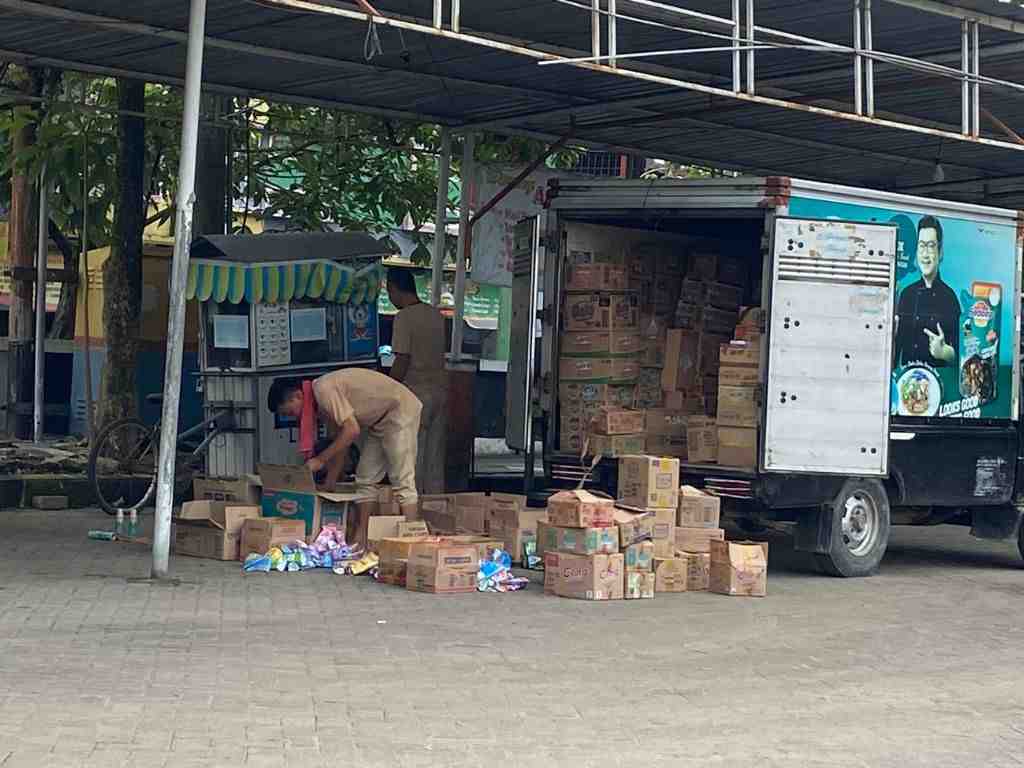 BONGKAR BARANG DAGANGAN