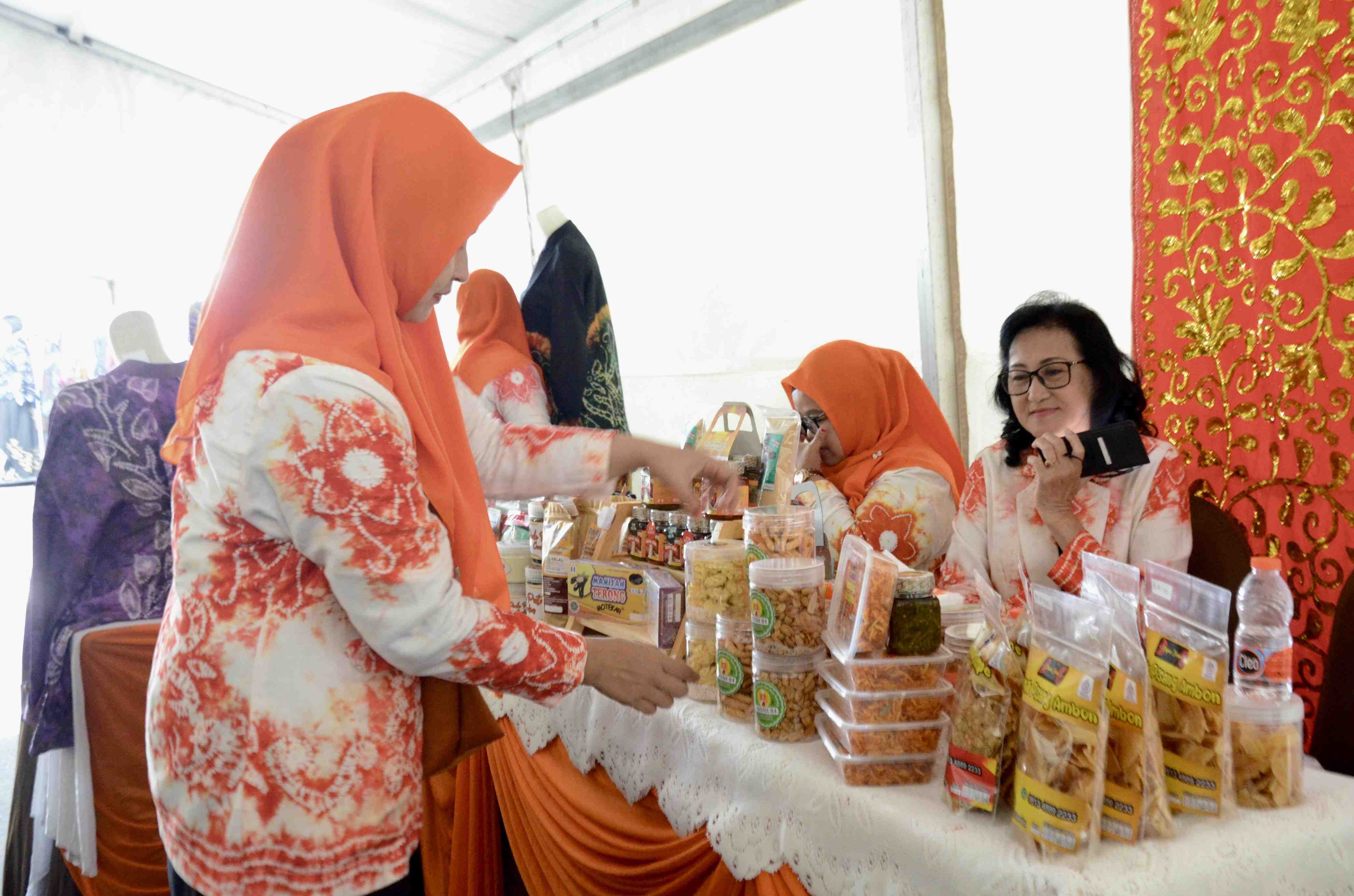RAPIKAN ETALASE PRODUK