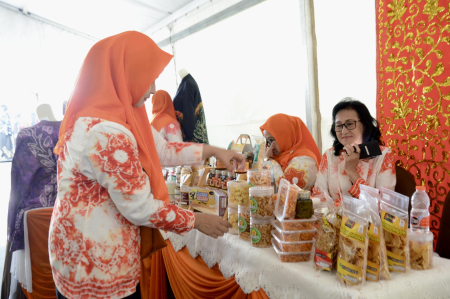 RAPIKAN ETALASE PRODUK