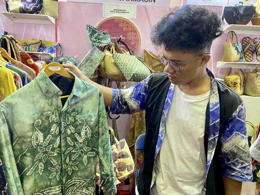 MELIHAT BAJU SASIRANGAN