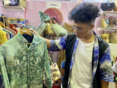 MELIHAT BAJU SASIRANGAN
