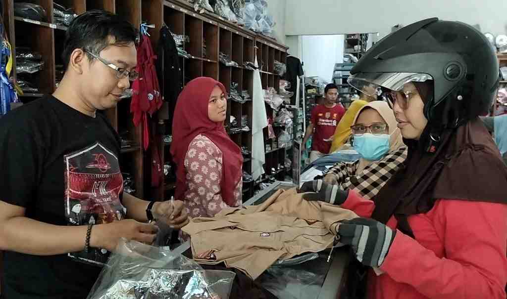 PEMBELI  DI TOKO SERAGAM MENINGKAT