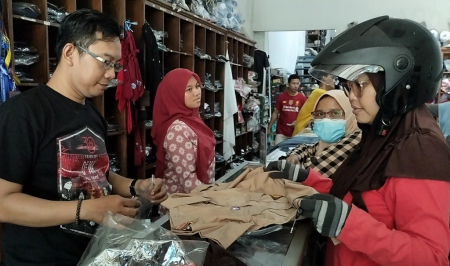 PEMBELI  DI TOKO SERAGAM MENINGKAT