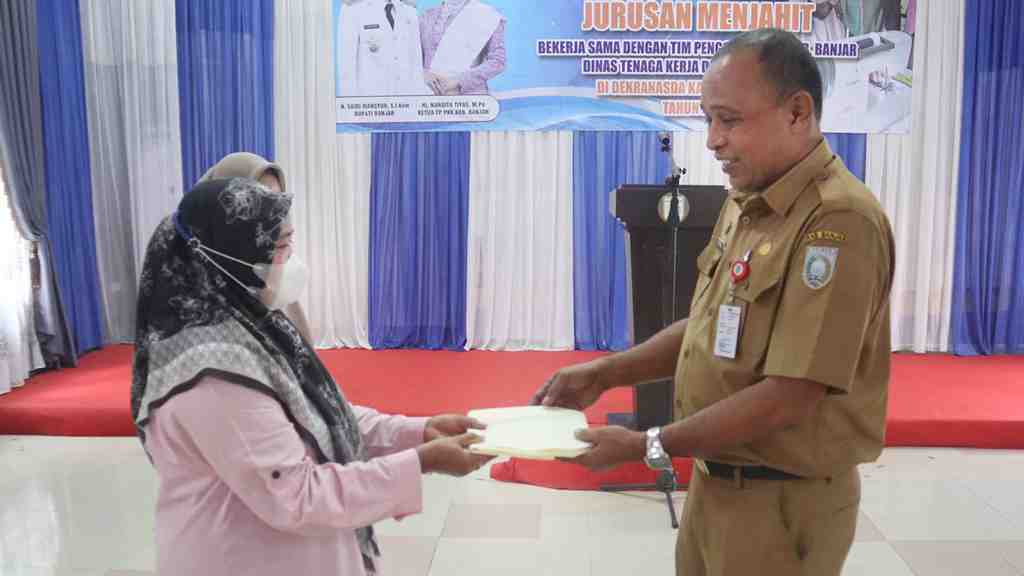 PELATIHAN MENJAHIT