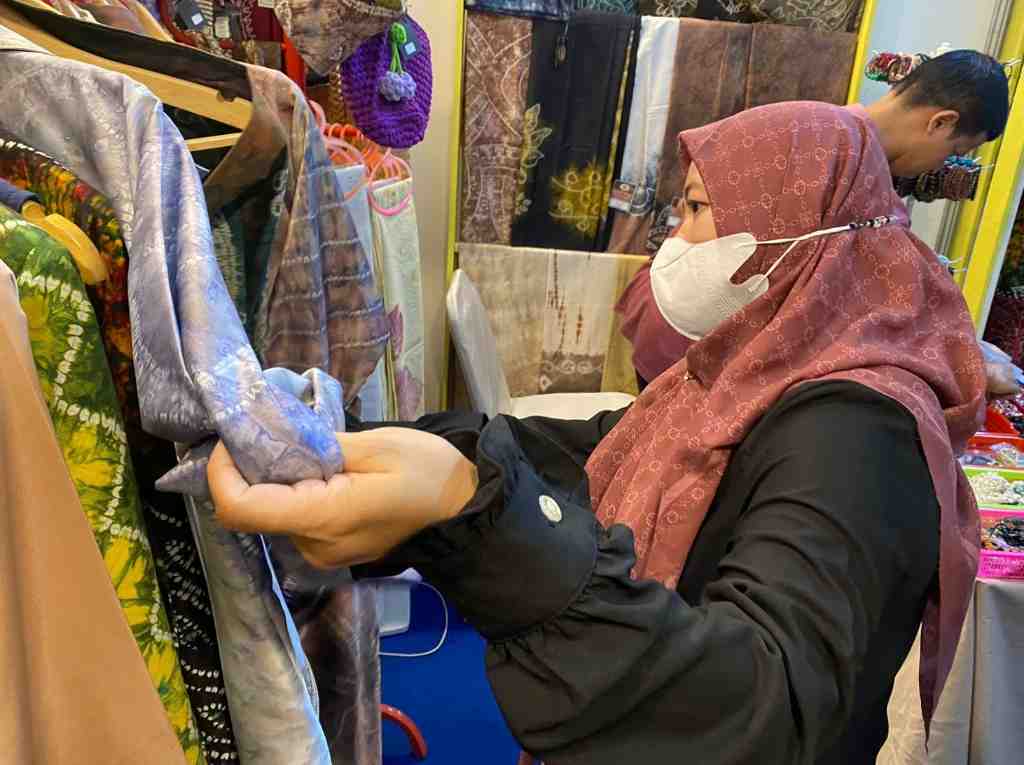 MELIHAT BAJU SASIRANGAN
