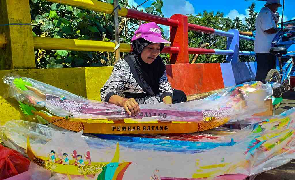 PENJUAL MINIATUR PERAHU NAGA