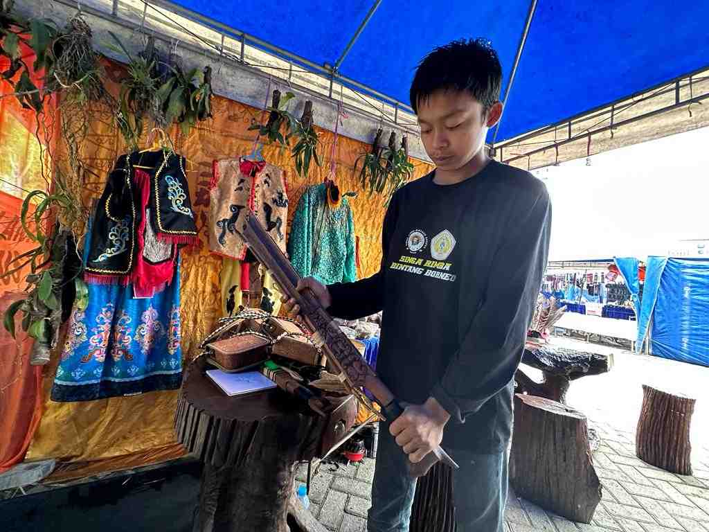 SENJATA TRADISIONAL MANDAU